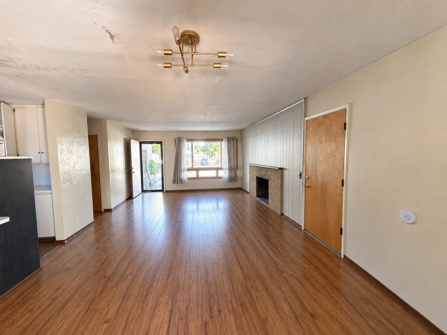 3 bed, 996 sqft, $1,850 — Photo 2