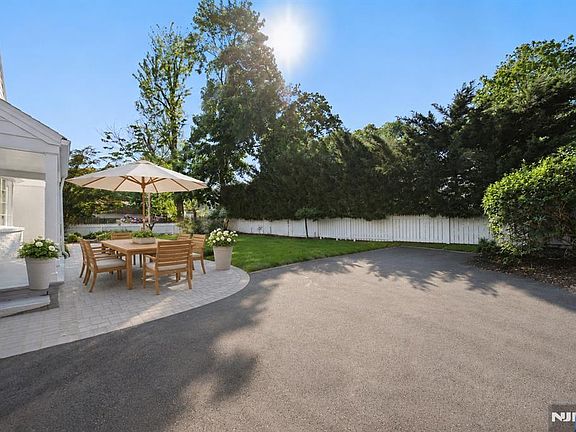 4th image of 55 Forest Rd