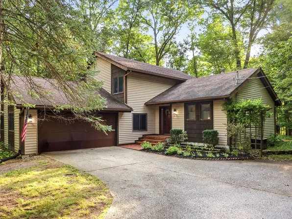 6212 Sturgeon Creek Pkwy, Midland, MI 48640