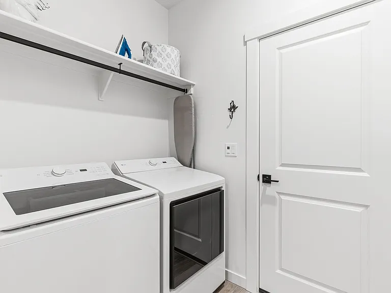 305 E Chevy Dr — Photo 19