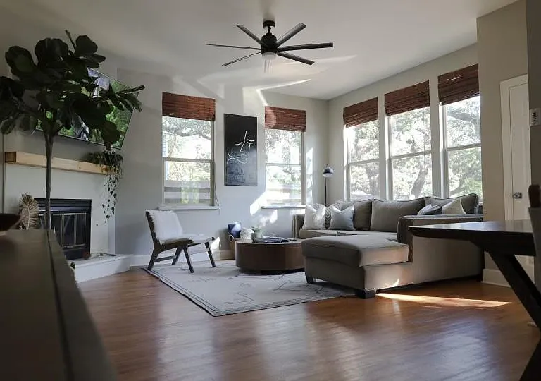 215 Lessin Ln — Photo 2