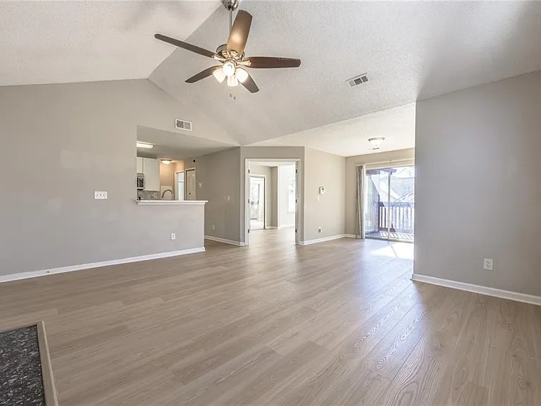 1107 Sandy Lane Dr — Photo 5