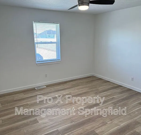 615 E Bain St — Photo 12