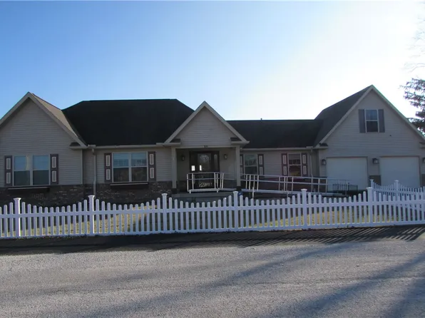 106 Gilroy St, Sidell, IL 61876