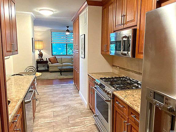 3rd image of 27010 Grand Central Pkwy APT 4G