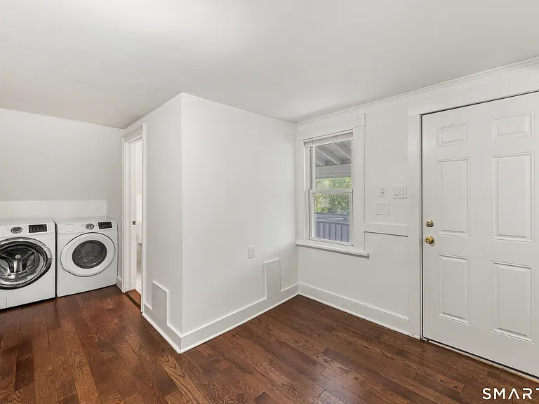 318 Suburban Ave — Photo 9