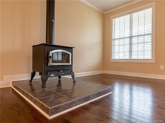 5th image of 412 Gaston Ct