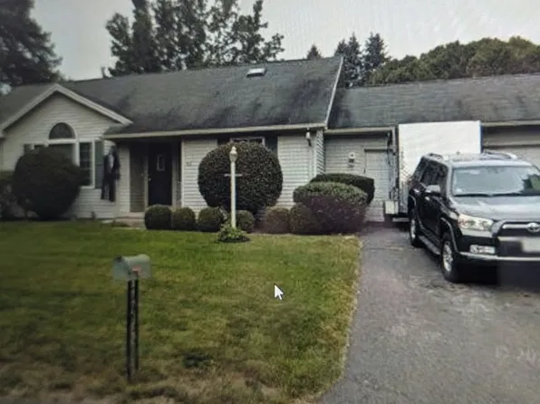 60 Applewood Ln, South Hadley, MA 01075