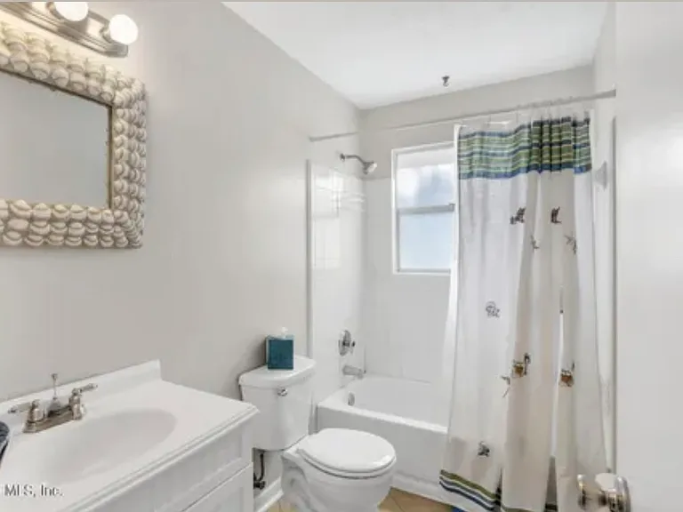 74 Dolphin Blvd E — Photo 11