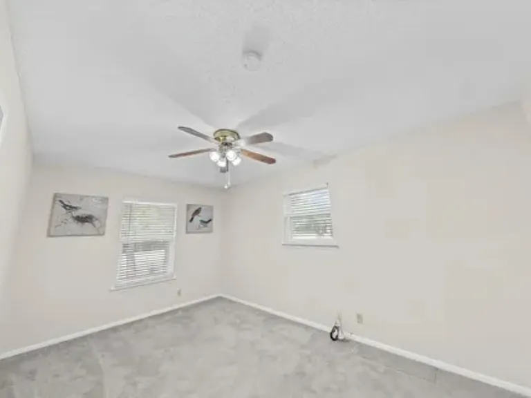 205 W Ash Ln — Photo 15