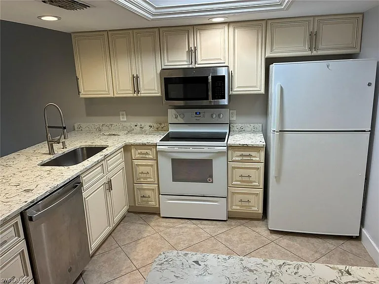 2074 Pine Isle Ln #2074 — Photo 7