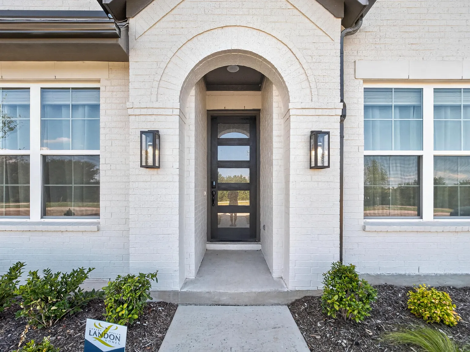 4 bed, 2400 sqft, $5,500 — Photo 2
