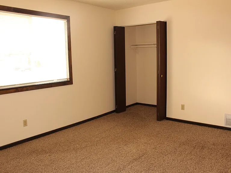 Windsor Crest Apartments — Photo 69