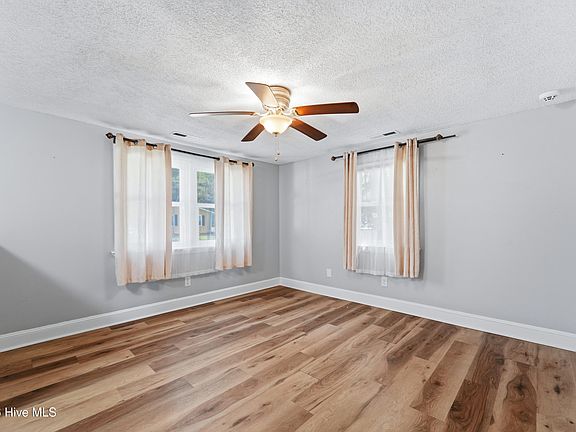 5th image of 127 Moosehart Ave