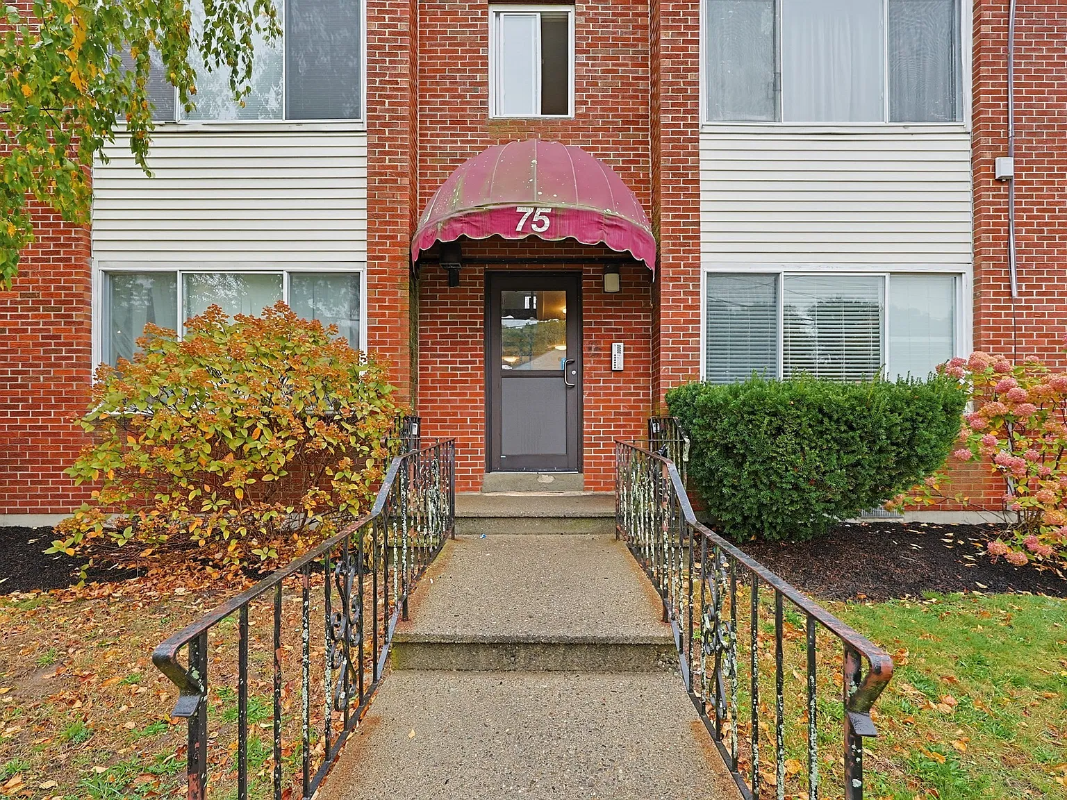 3 bed, 1.5 bath, 1298 sqft, $3,100 — Photo 2