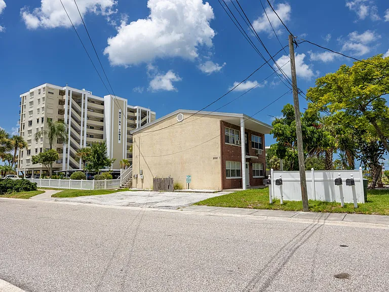 2502 Gary Cir #B — Photo 2