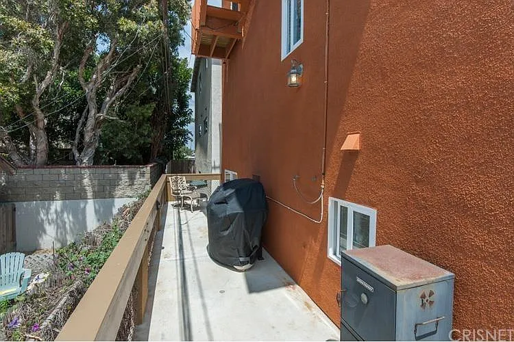 Santa Paula Ave — Photo 12