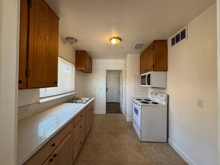 3452 - 3458 E. Clinton Ave Fresno — Photo 8