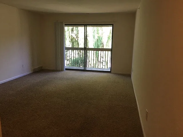 Lakeside Village Apartments — Photo 153
