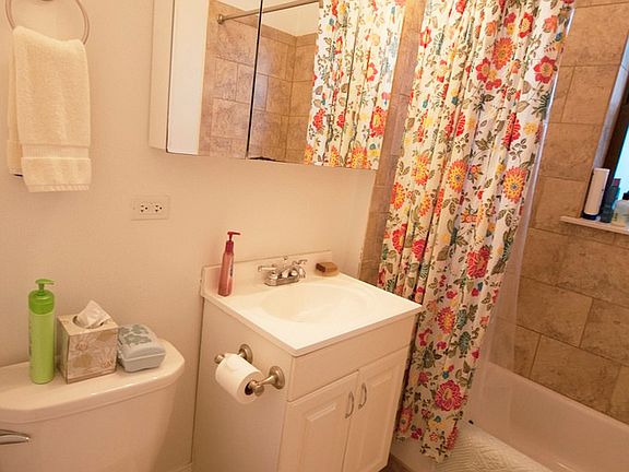 4th image of 1582 Oak Ave APT 3