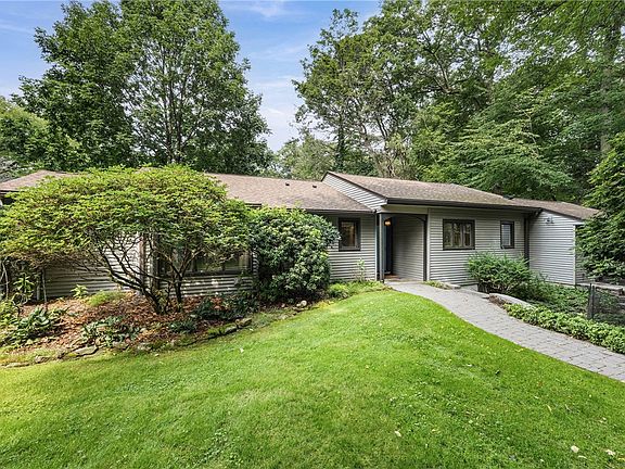 3rd image of 354 Oakridge Dr