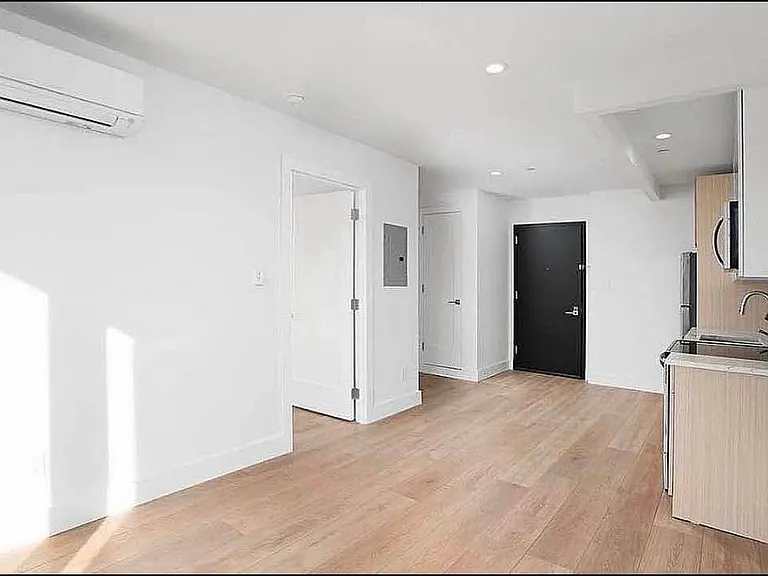 23-33 Astoria Blvd #4 — Photo 2