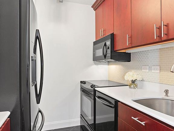 3rd image of 300 E 54th St APT 25A