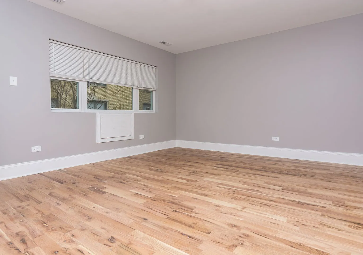 8215 S Ellis — Photo 2