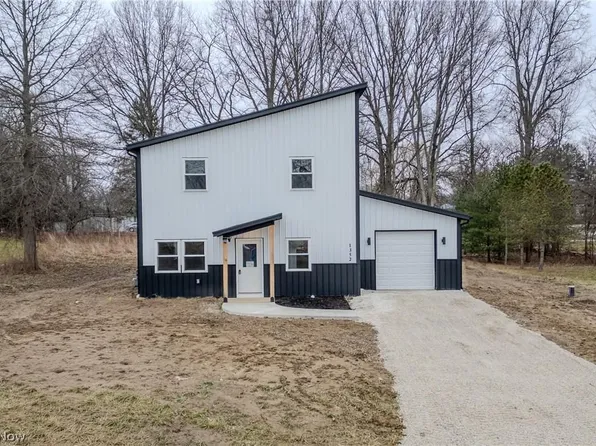 1352 Hillcrest Dr, Atwater, OH 44201