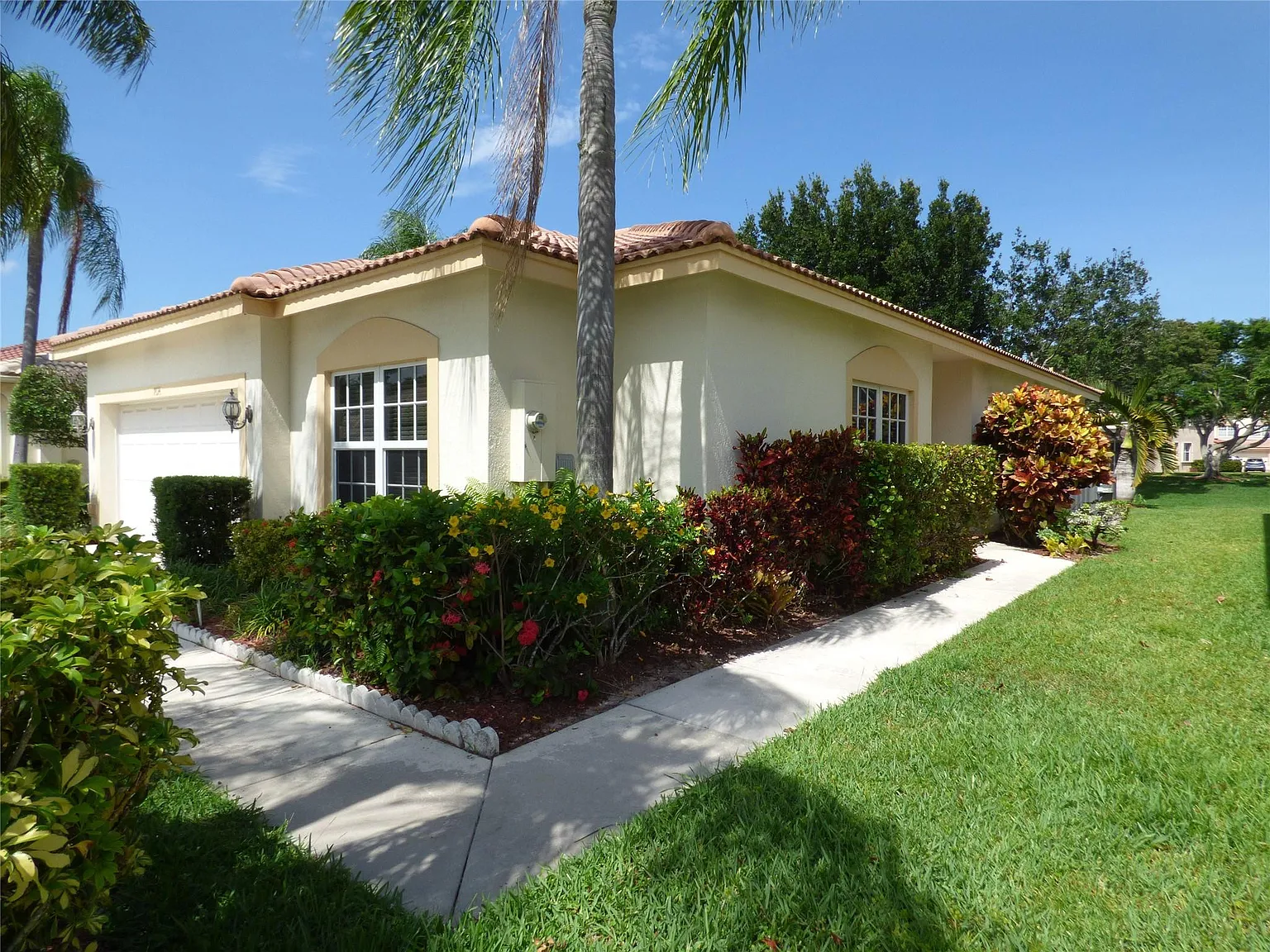 3 bed, 2.0 bath, 1648 sqft, $3,350 — Photo 2