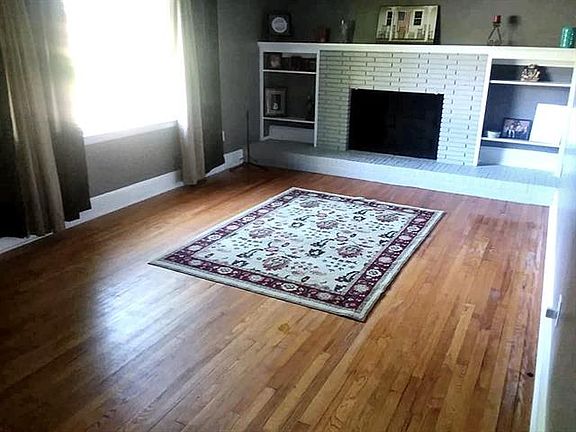 3rd image of 427 Clearview Cres