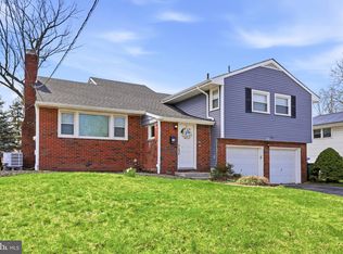 121 Weather Vane Dr, Cherry Hill, NJ 08002