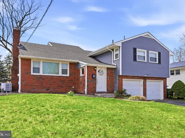 121 Weather Vane Dr, Cherry Hill, NJ 08002