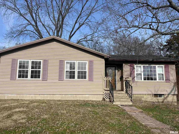 715 Locust St, Benton, IL 62812