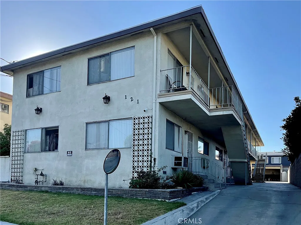 2 bed, 850 sqft, $1,975 — Photo 1