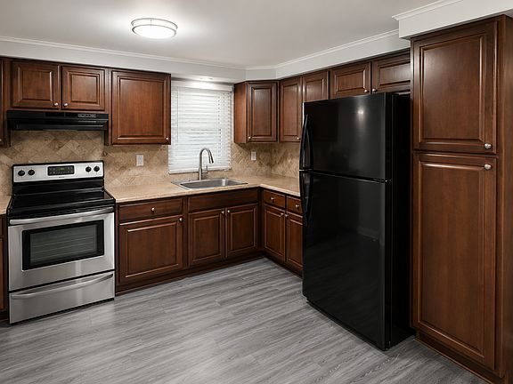 4th image of 183 Oakwood Ave