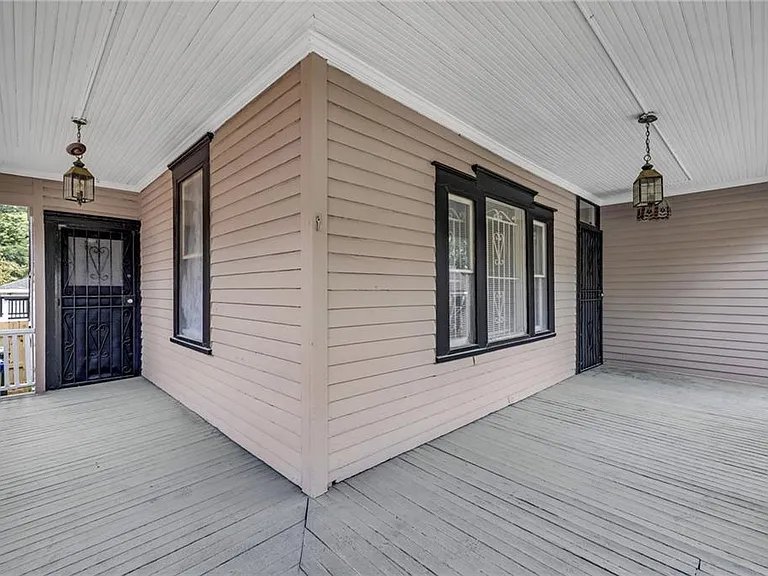 660 Queen St SW #A — Photo 3