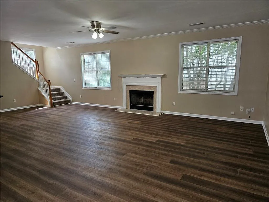 3 bed, 2.5 bath, 2260 sqft, $2,400 — Photo 2