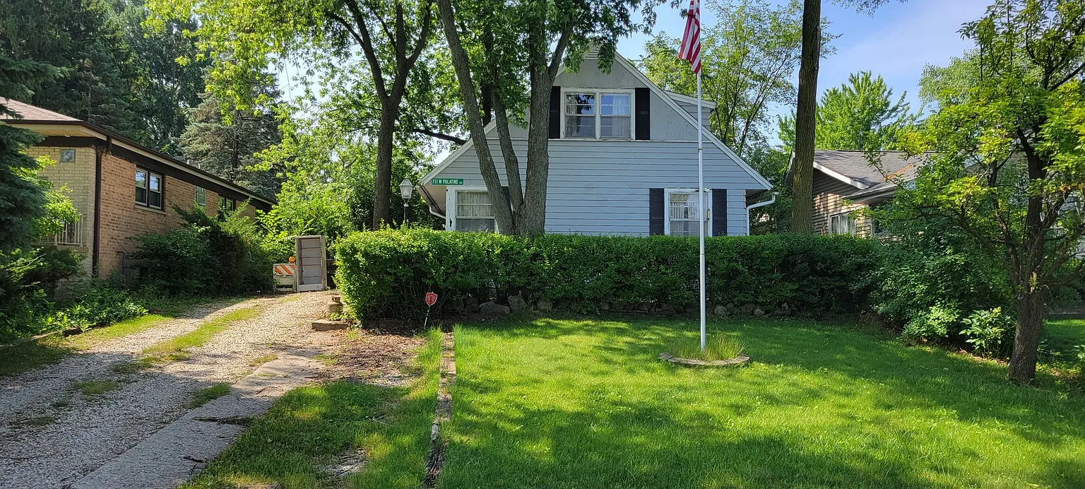 711 W Palatine Rd photo 1