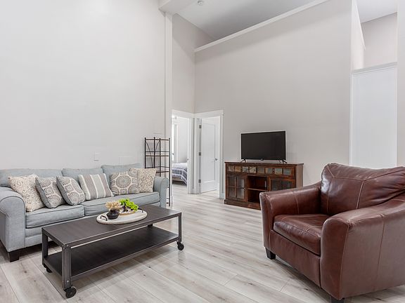 3rd image of 201 Summitview Ln
