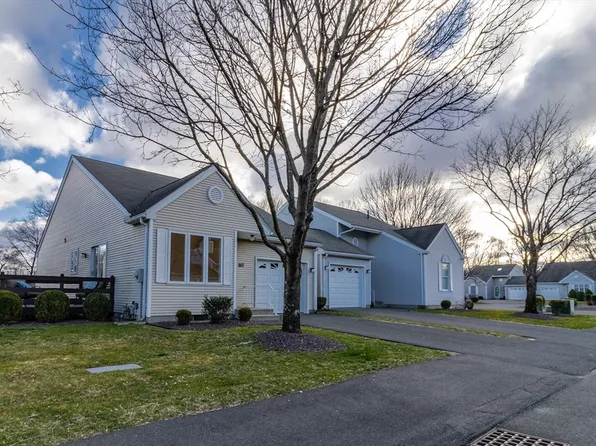207 Alvord Pl, South Hadley, MA 01075
