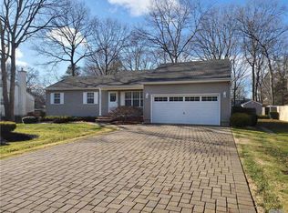 445 Rowlinson Dr, Shirley, NY 11967