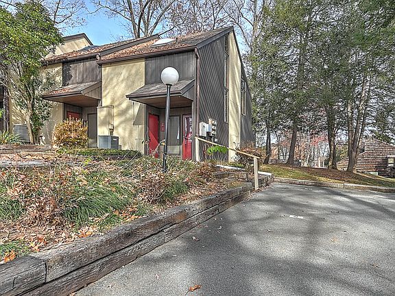 2nd image of 115 Beechnut St APT E1