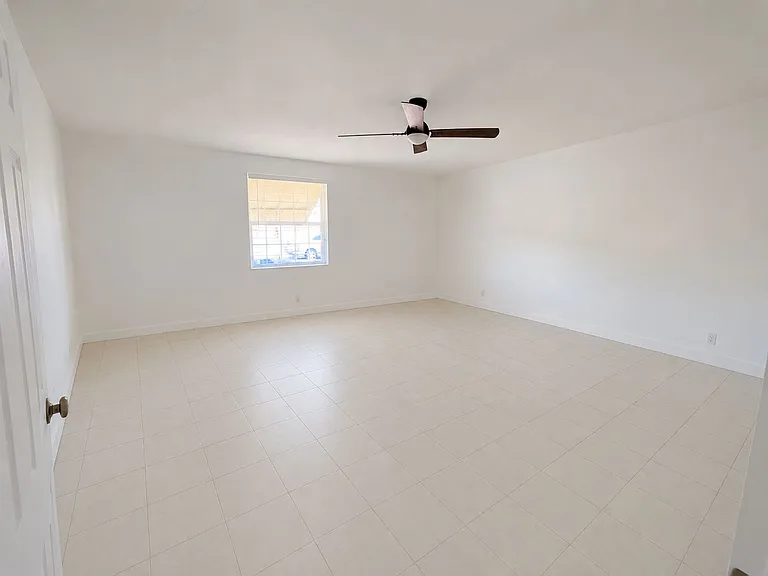 1693 N Mollison Ave — Photo 4