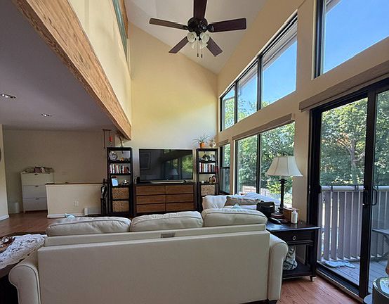 5th image of 1465 E Putnam Ave APT 129
