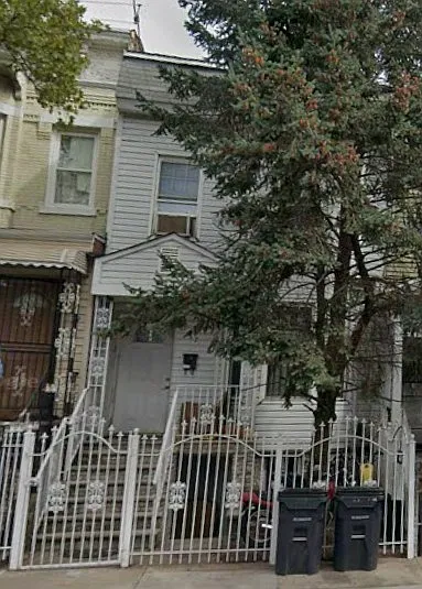 229 6th Ave W — Photo 1