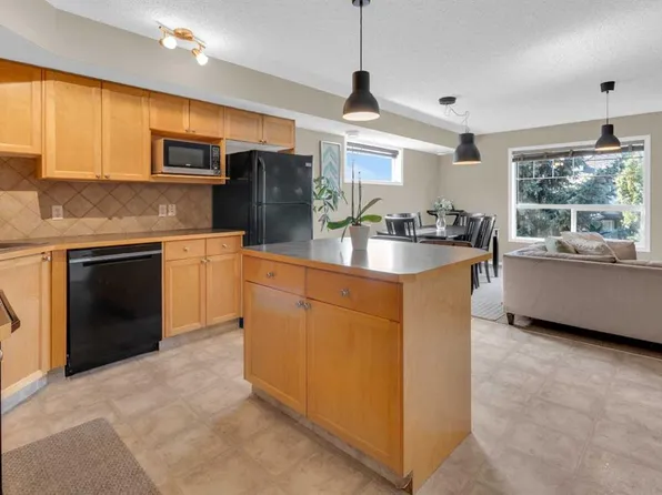 140 S Sagewood Blvd SW #411, Airdrie, AB T4B 3H5