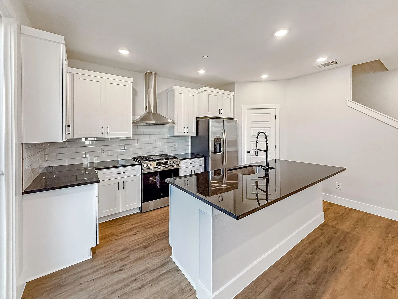 4 bed, 2.5 bath, 1914 sqft, $3,665 — Photo 3