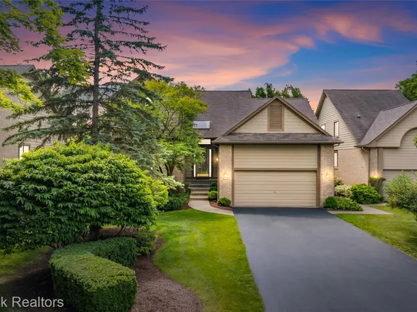 4860 Lagoons Cir, West Bloomfield, MI 48323
