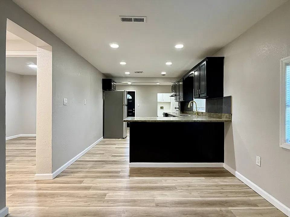 5539 Fenwick Dr